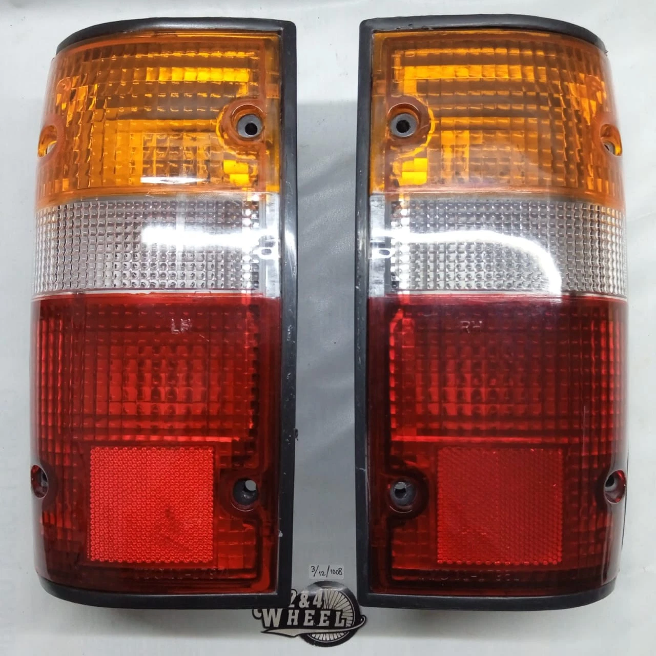 Toyota Truck LN85 YN90 LN107 LN106 LN109 YN86 YN105 Tail Light Rear Lamp Pair LR