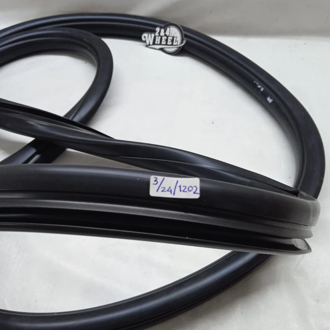 Toyota Land Cruiser FJ40 BJ40 2F Rear Curved Glass Rubber Seal Pair L/R NEW - Image 4