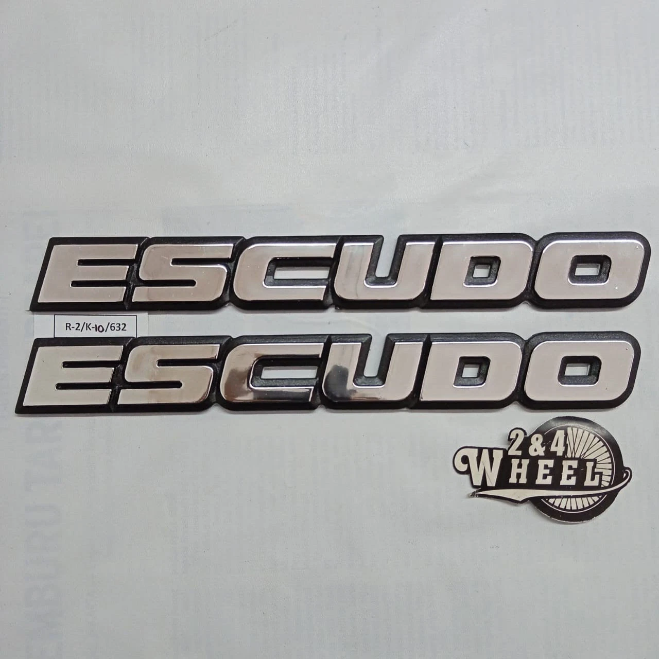 2Pcs Suzuki Escudo Side Emblem Front Door Emblem L/R NEW