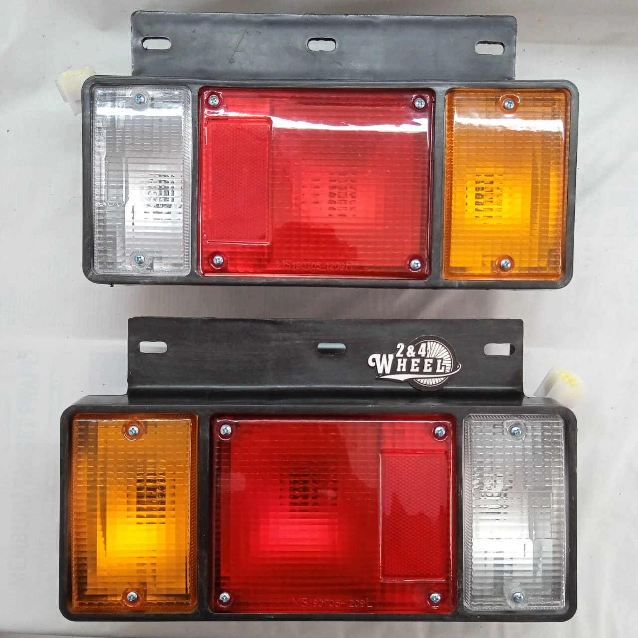 For Isuzu ELF NPR NKR NHR NLR Truck Rear Tail Light 1Pair L/R NEW