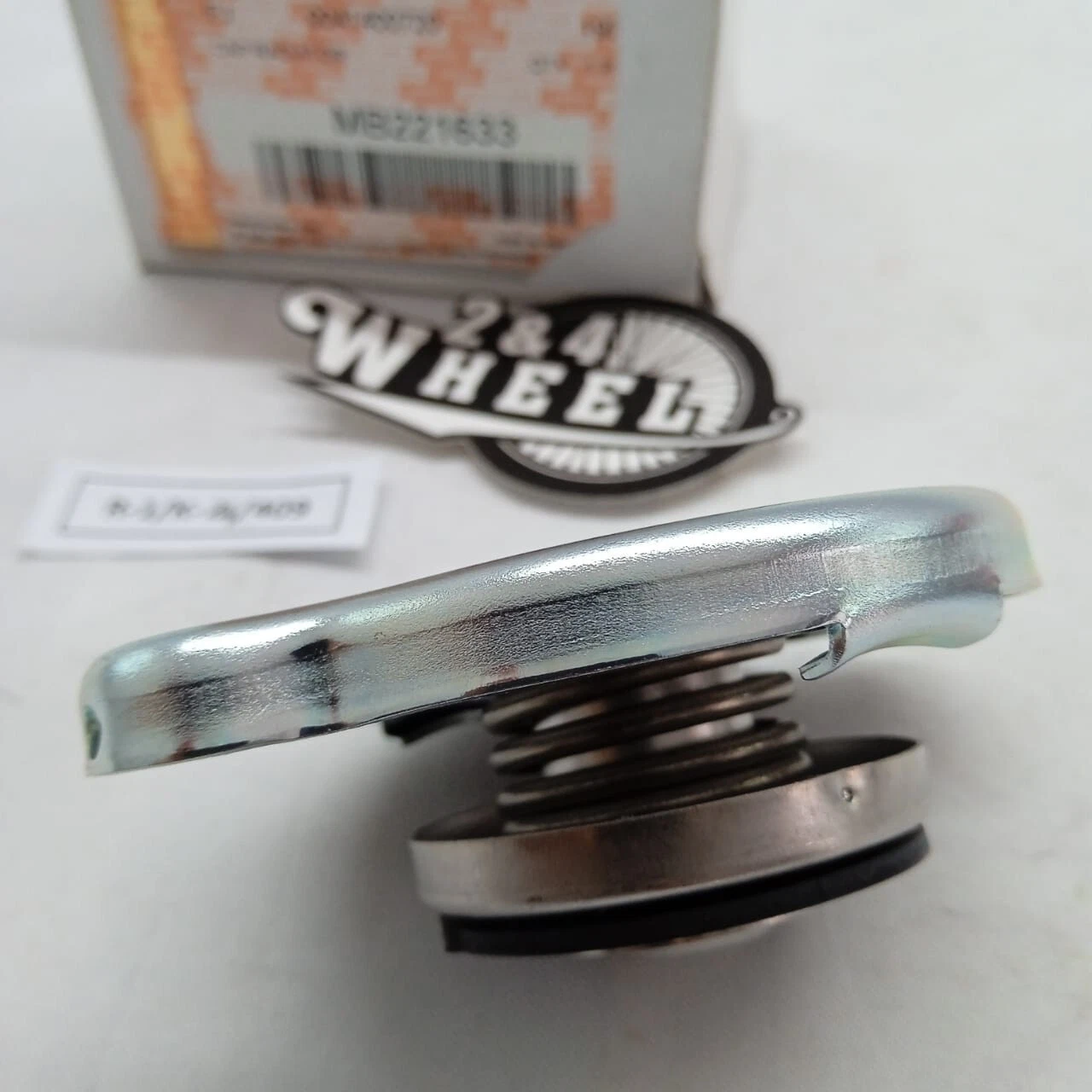 Mitsubishi Pajero Montero Radiator Cap MB221633 NEW OEM - Image 3