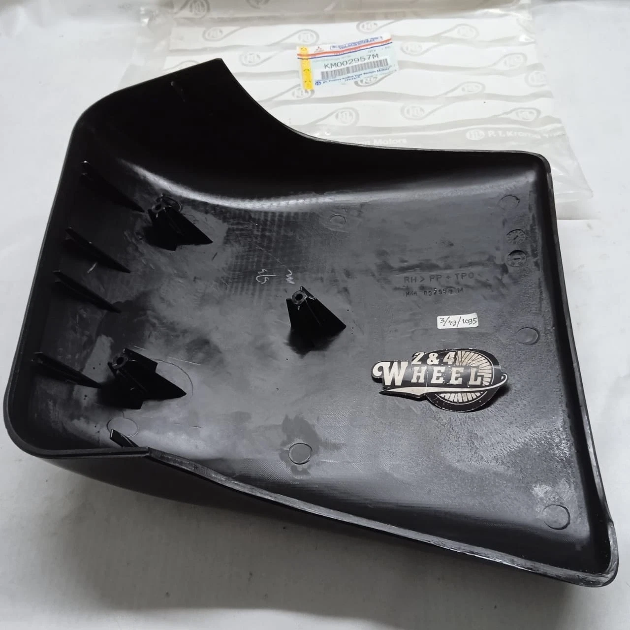 Mitsubishi Fuso Canter FE71 72 74 75 FE110 Cornering Bumper Cover KM002956/7 L/R - Image 5