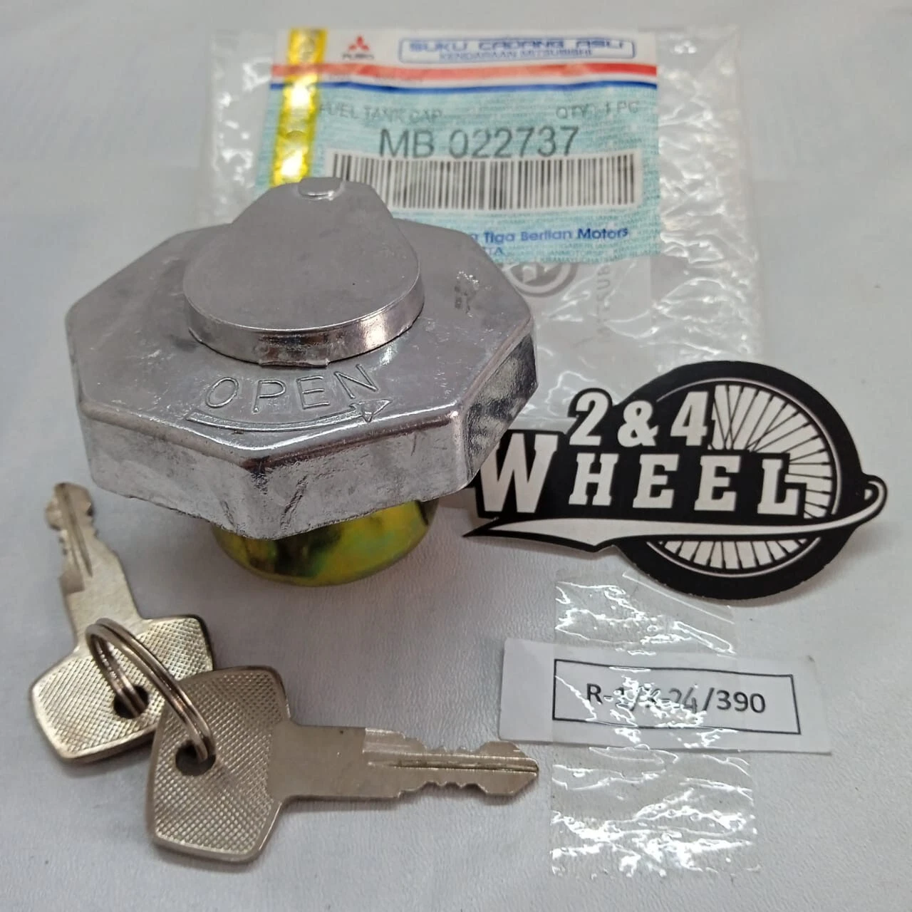 Fuel Filler Cap with 2 Keys Mitsubishi FUSO CANTER FE110 FE111 FE211 MB022737 - Image 2