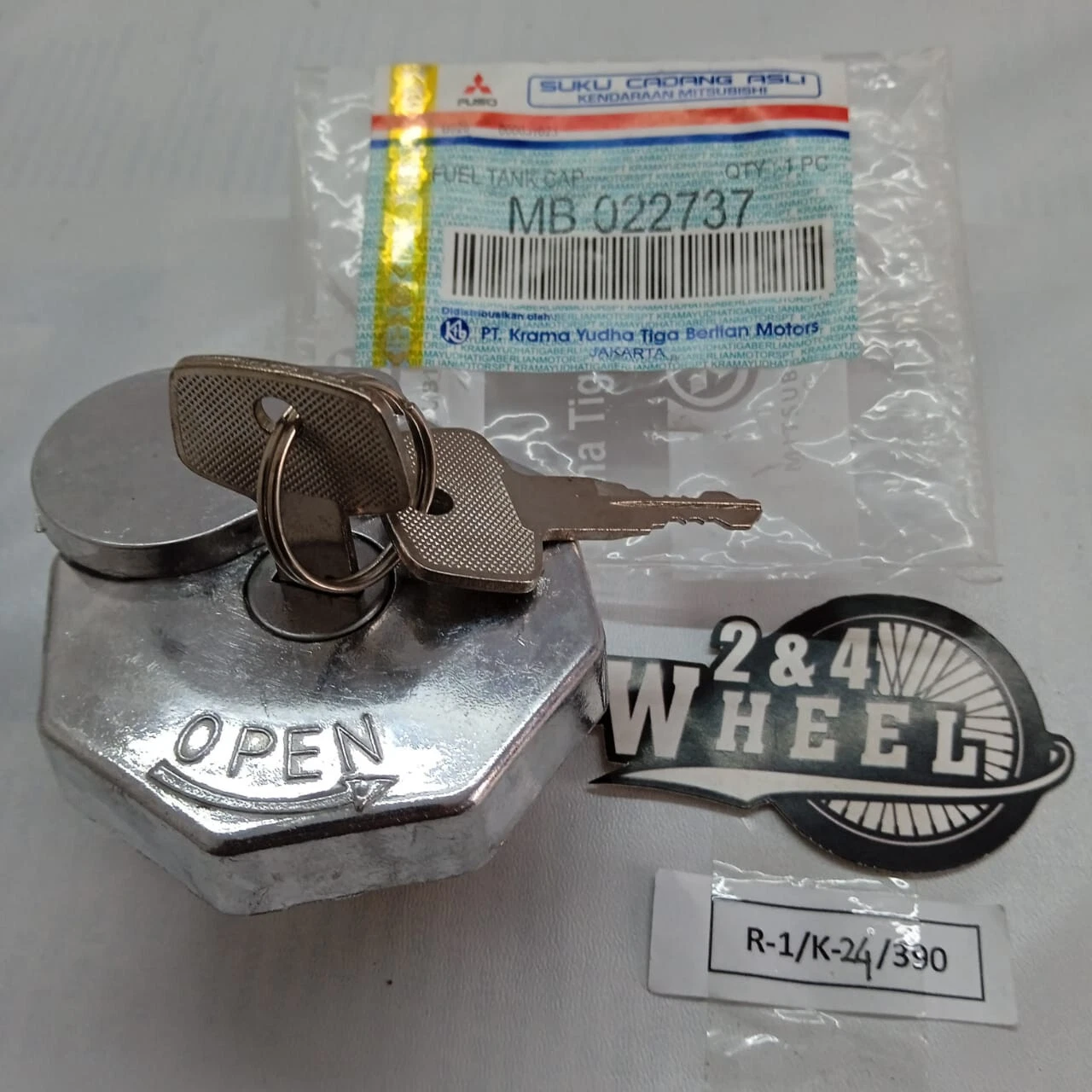 Fuel Filler Cap with 2 Keys Mitsubishi FUSO CANTER FE110 FE111 FE211 MB022737 - Image 3