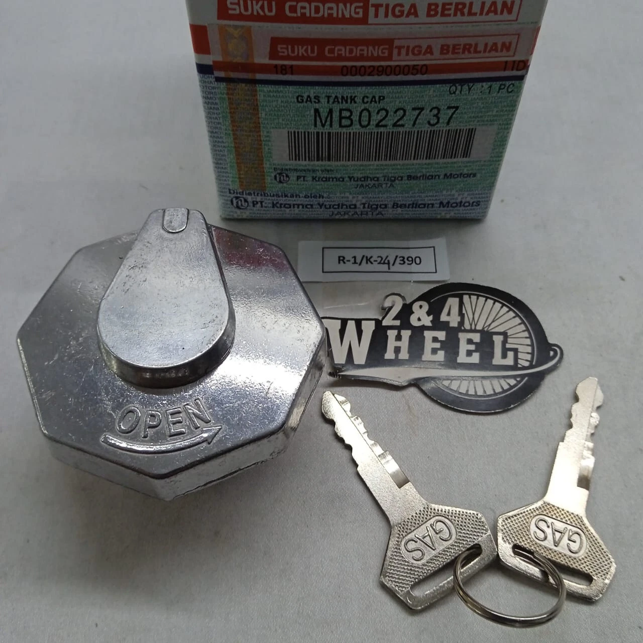Mitsubishi FUSO CANTER Fuel Filler Cap with 2 Keys MB 022737 NEW
