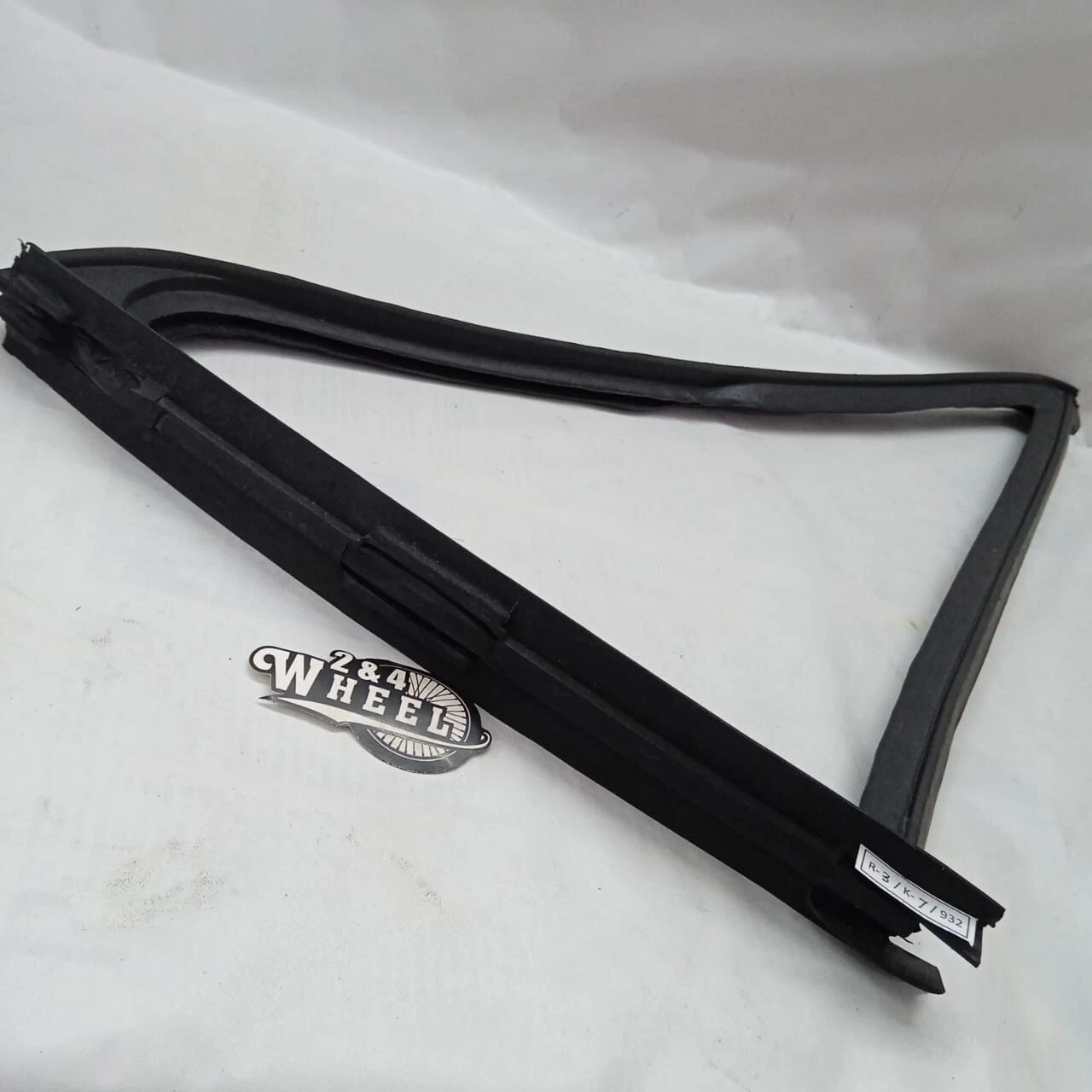 Isuzu Trooper / Big Horn 5D Model 1988-1991 Front Door Vent Rubber Seal Pair L/R - Image 7