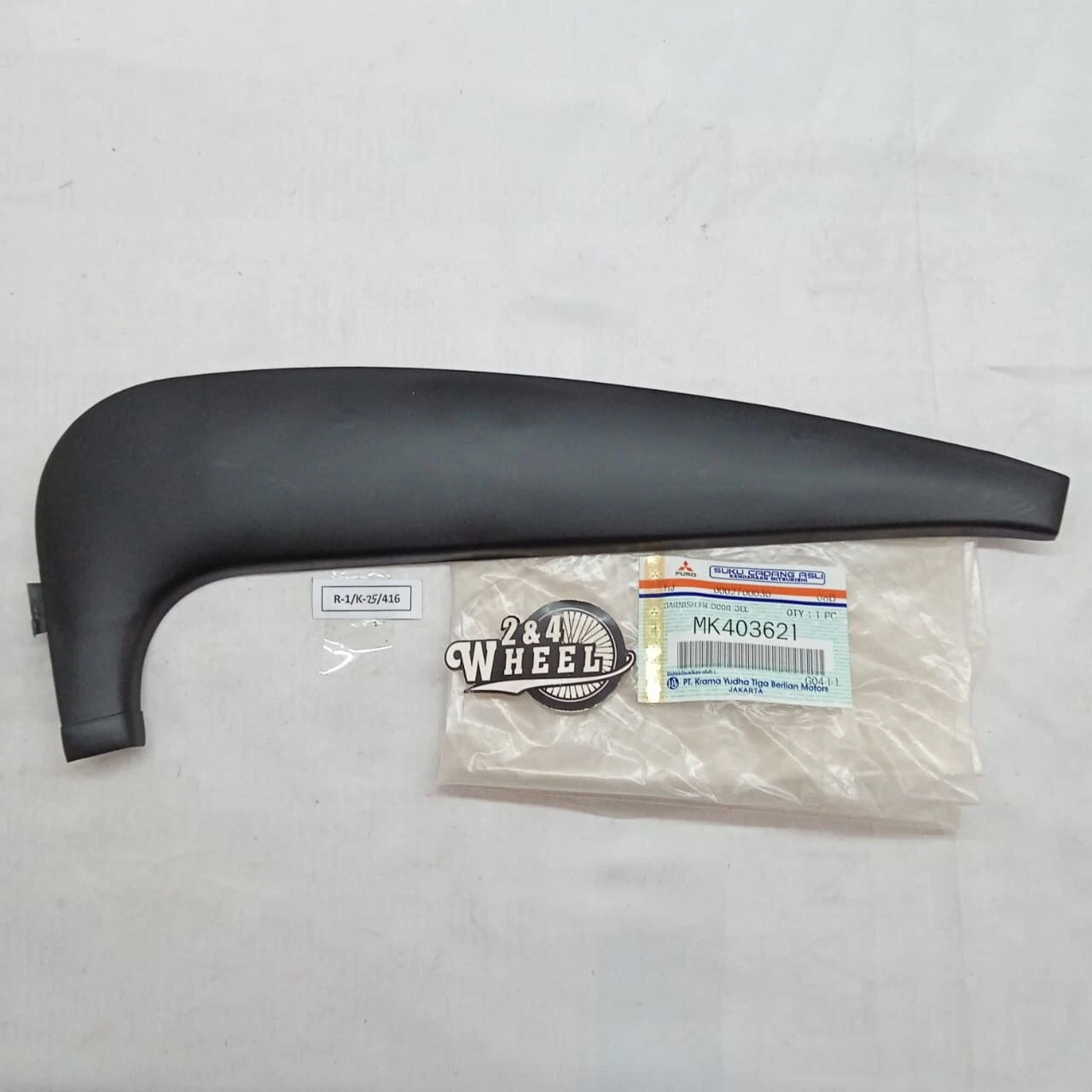 Mitsubishi FUSO CANTER FE71 FE72 FE74 75 110 111 Front Door Garnish L/R NEW - Image 3