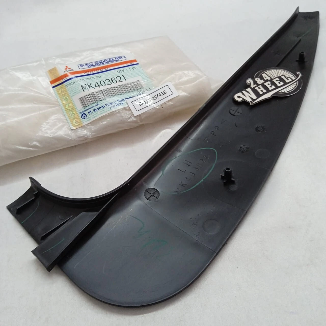 Mitsubishi FUSO CANTER FE71 FE72 FE74 75 110 111 Front Door Garnish L/R NEW - Image 6