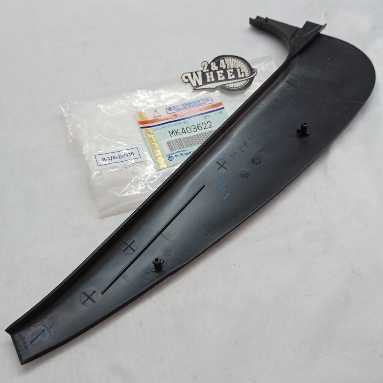 Mitsubishi FUSO CANTER FE71 FE72 FE74 75 110 111 Front Door Garnish L/R NEW - Image 10