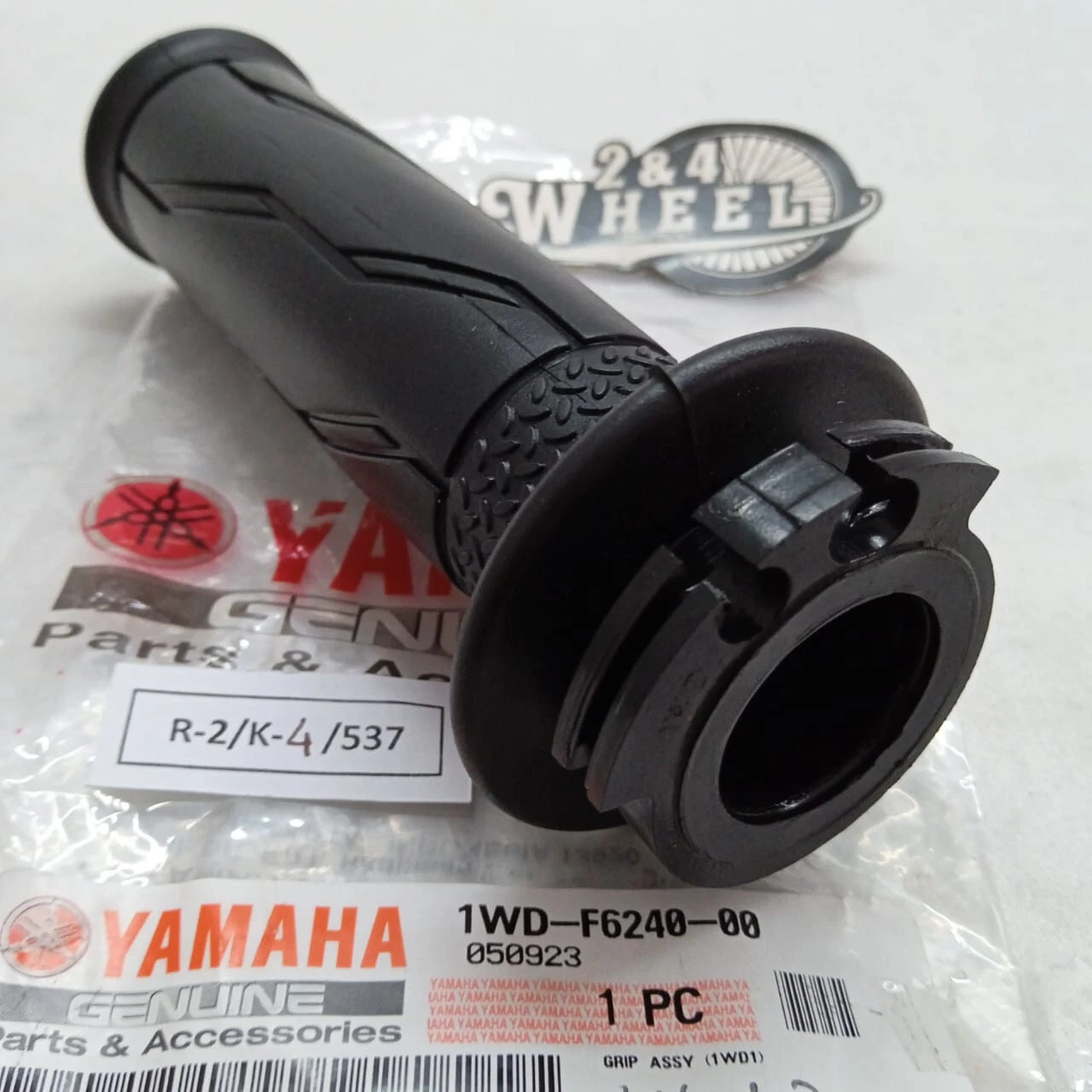 1Pcs Yamaha YZF-R3 YZFR3 MT-03 MT03 MT-25 MT25 Handgrip Hand Grip RH GENUINE - Image 2