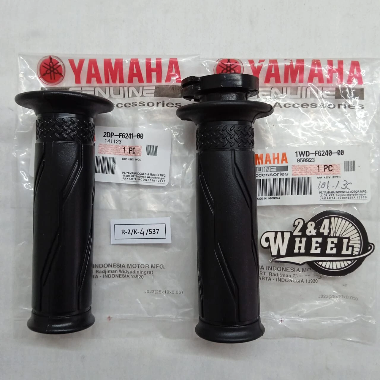 NEW GENUINE Yamaha YZFR3 YZF-R3 MT-03 MT-25 2015-2023 Handgrip 1 Pair L/R