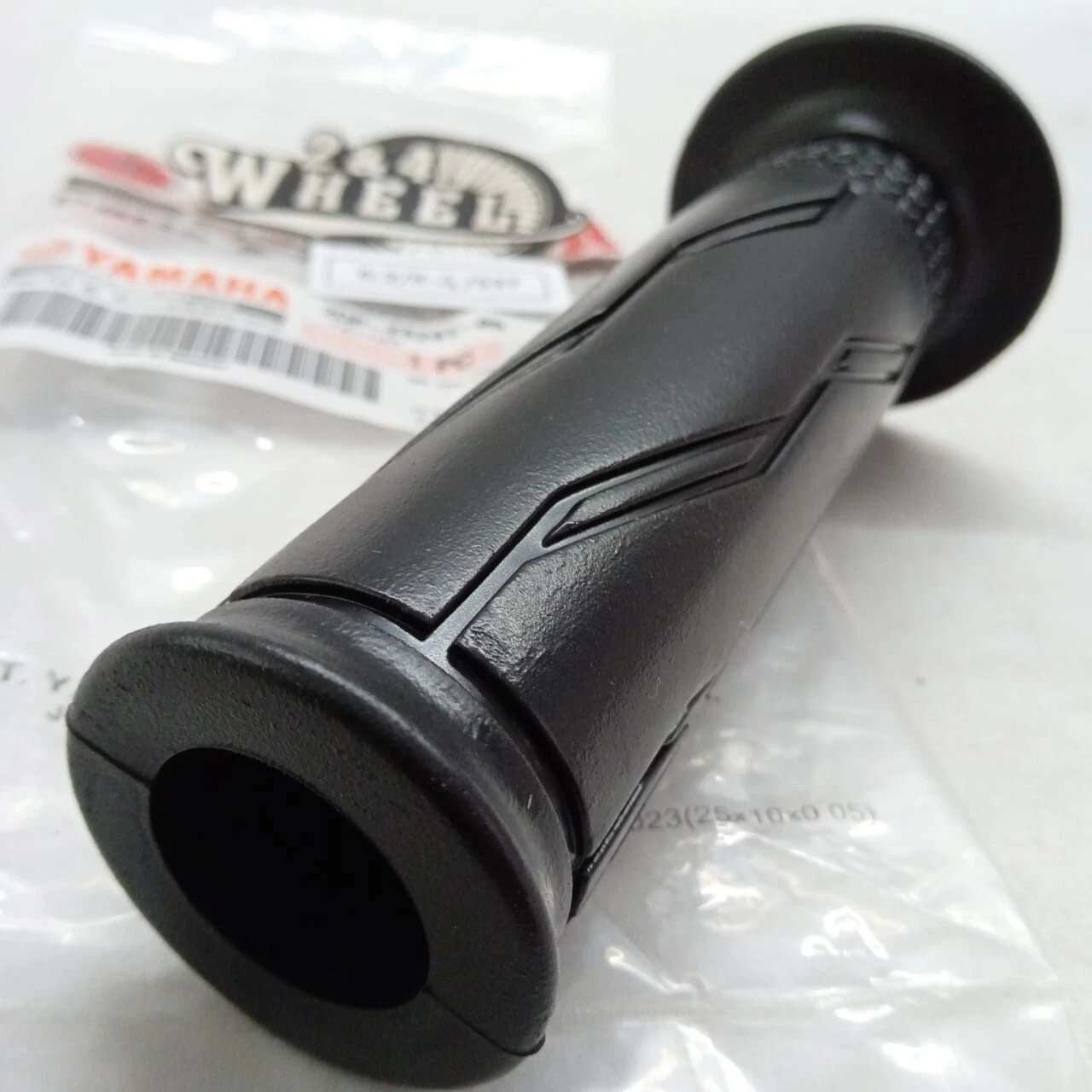 NEW GENUINE Yamaha YZFR3 YZF-R3 MT-03 MT-25 2015-2023 Handgrip 1 Pair L/R - Image 8