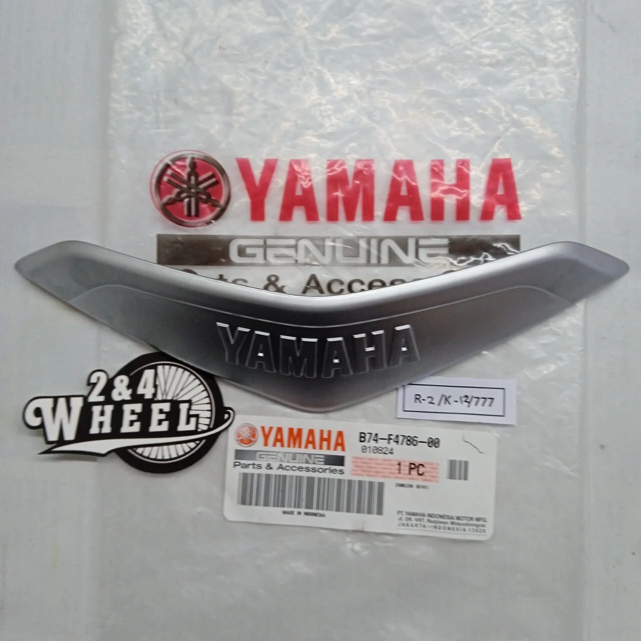 Yamaha CZD300A XMAX X-MAX Rear Seat Saddle Emblem Sign Badge B74-F4786-00 NEW