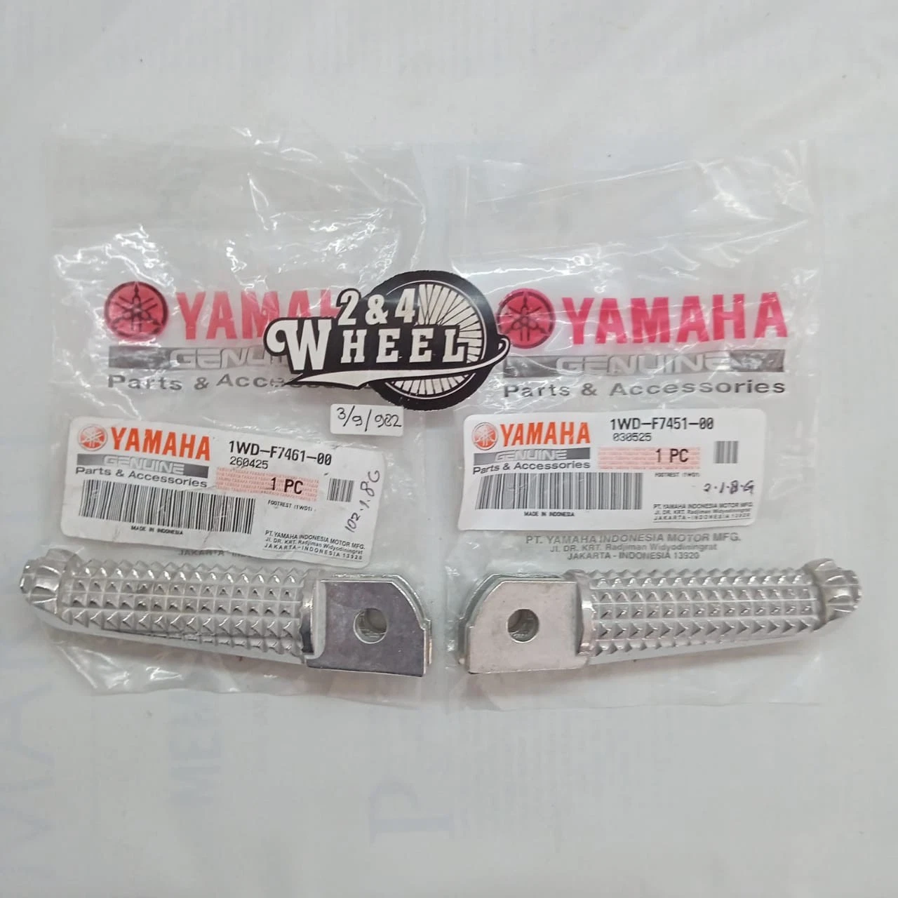 Yamaha YZF R3/MT-03 Front Foot Step Peg 1WD-F7451-00 1WD-F7461-00 LR NEW GENUINE