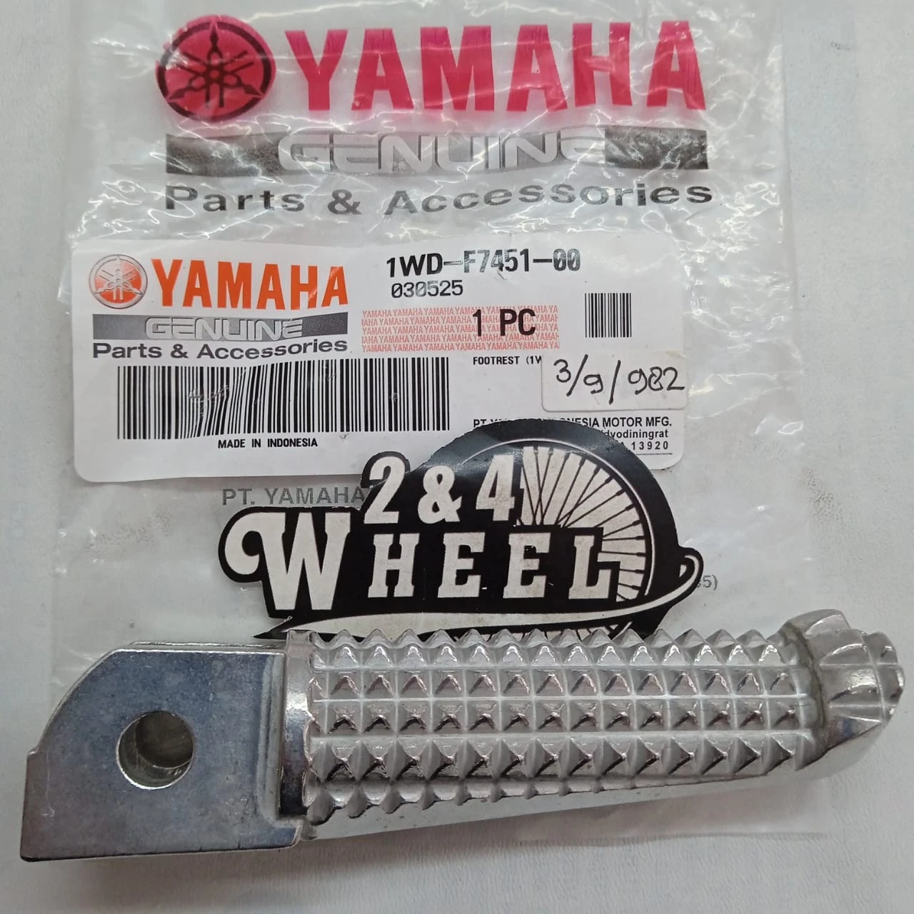 Yamaha YZF R3/MT-03 Front Foot Step Peg 1WD-F7451-00 1WD-F7461-00 LR NEW GENUINE - Image 3