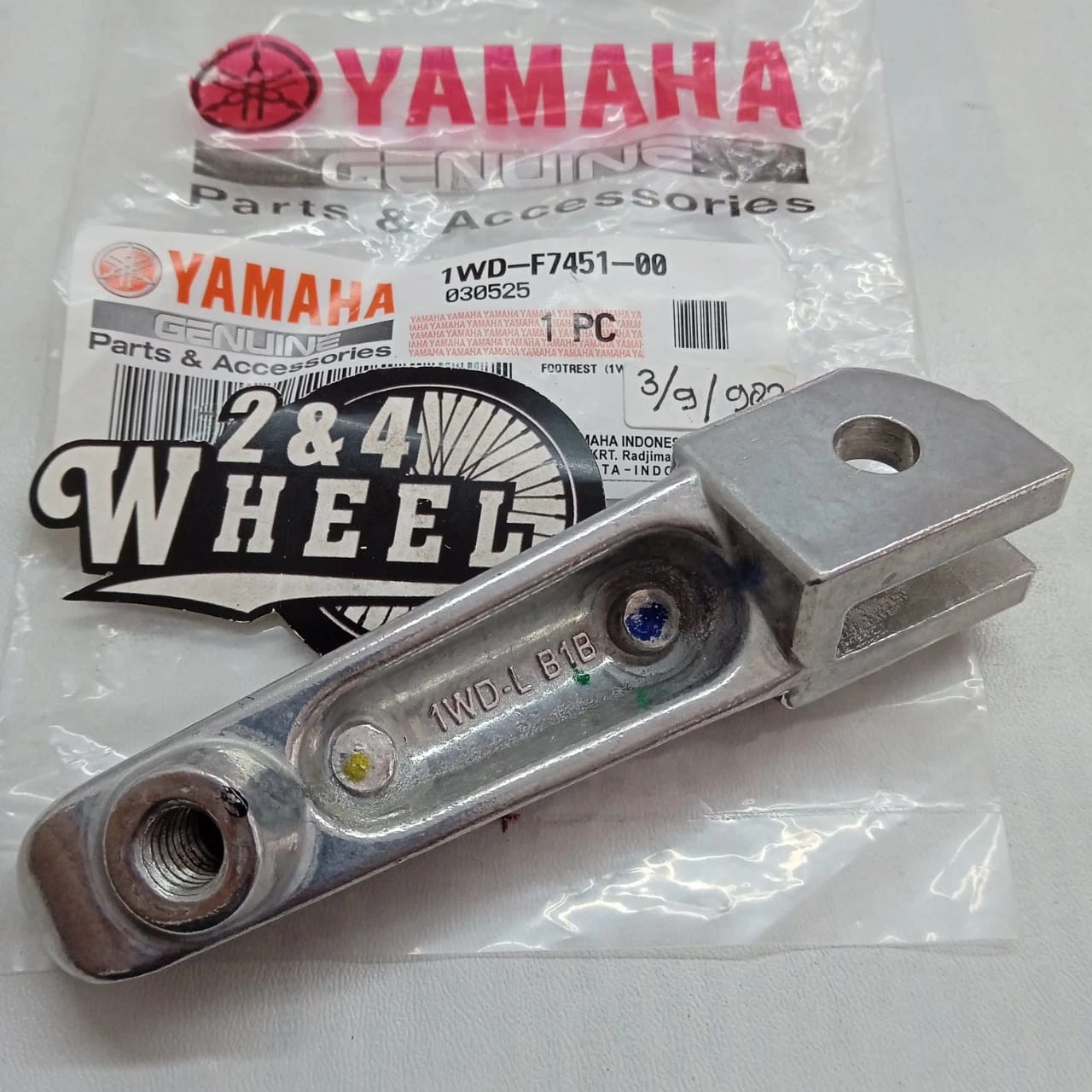Yamaha YZF R3/MT-03 Front Foot Step Peg 1WD-F7451-00 1WD-F7461-00 LR NEW GENUINE - Image 4
